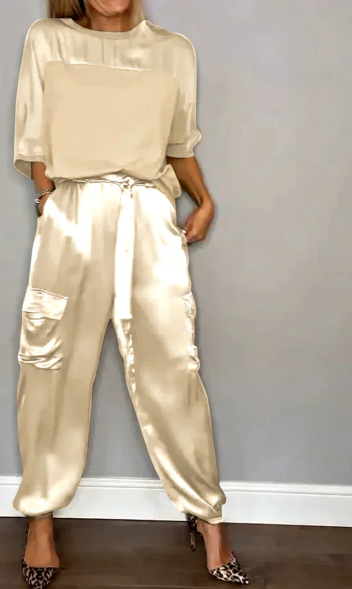Damen-Satin-Anzug: Zweiteilig mit kurzem Oberteil und Hose von Kleya