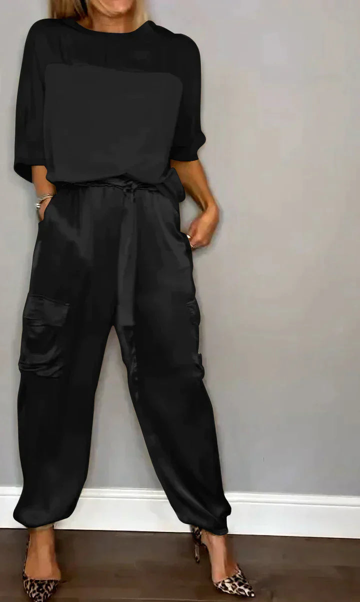 Damen-Satin-Anzug: Zweiteilig mit kurzem Oberteil und Hose von Kleya