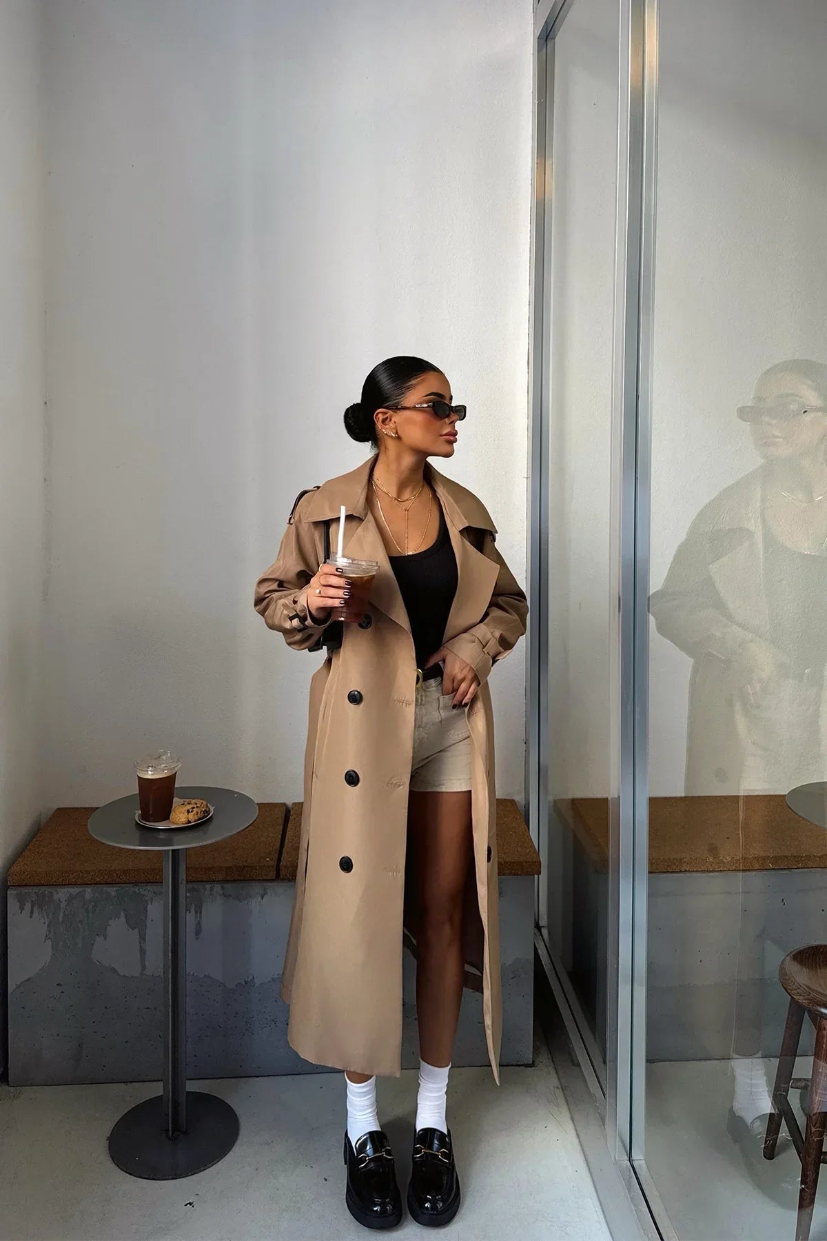 ModeGeist | Brauner Trenchcoat in Elegantem Design für Damen