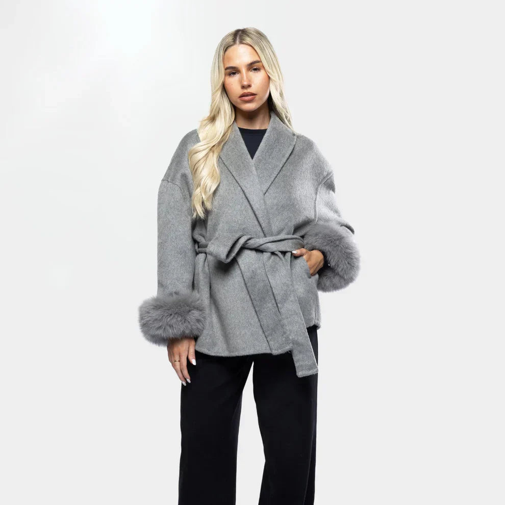 ModeGeist | Wolljacke mit Gürtel und Fake Fur Manschetten