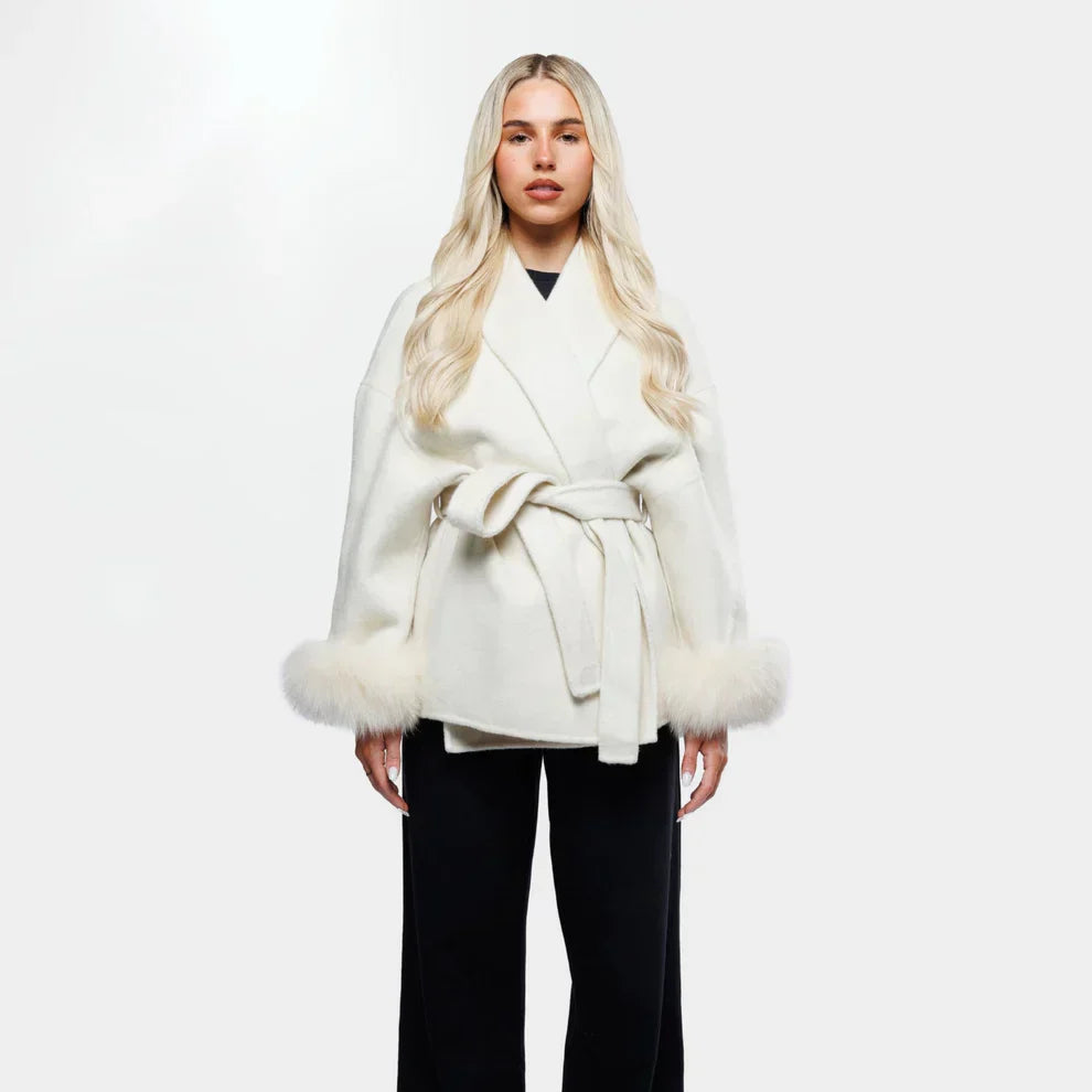 ModeGeist | Wolljacke mit Gürtel und Fake Fur Manschetten