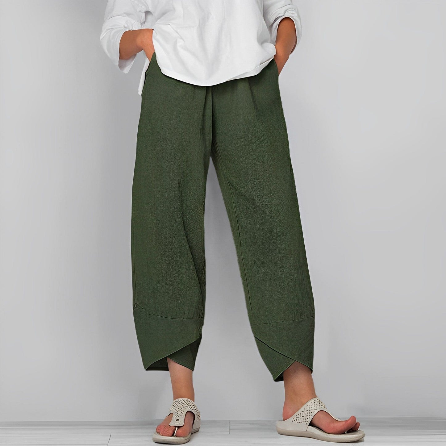 Bequeme, weit geschnittene Damenhose mit geschwungenem Saum
