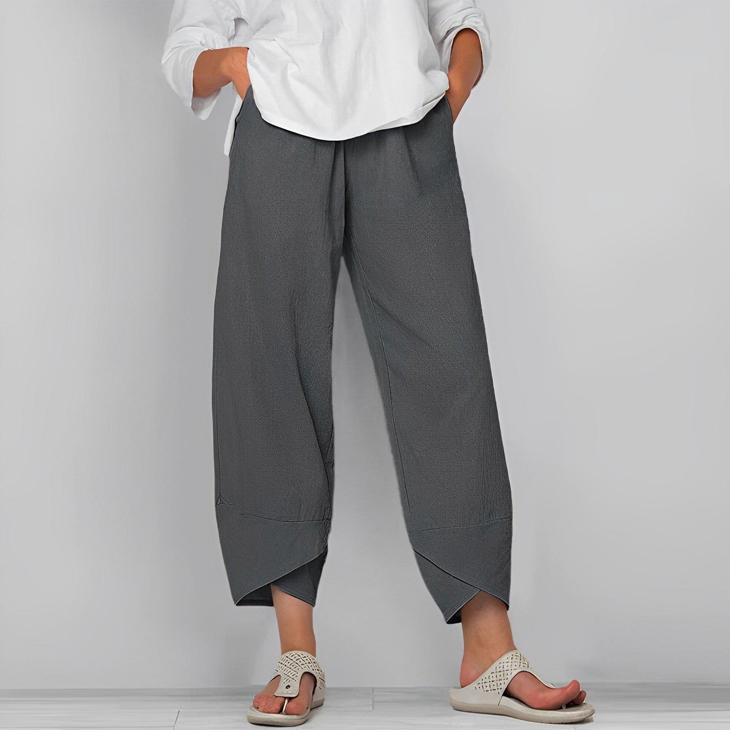 Bequeme, weit geschnittene Damenhose mit geschwungenem Saum