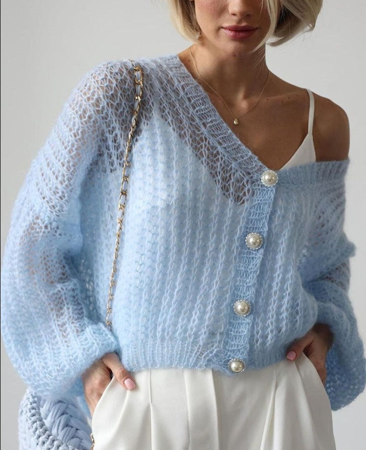 Blaue Strickjacke mit Perlenknöpfen