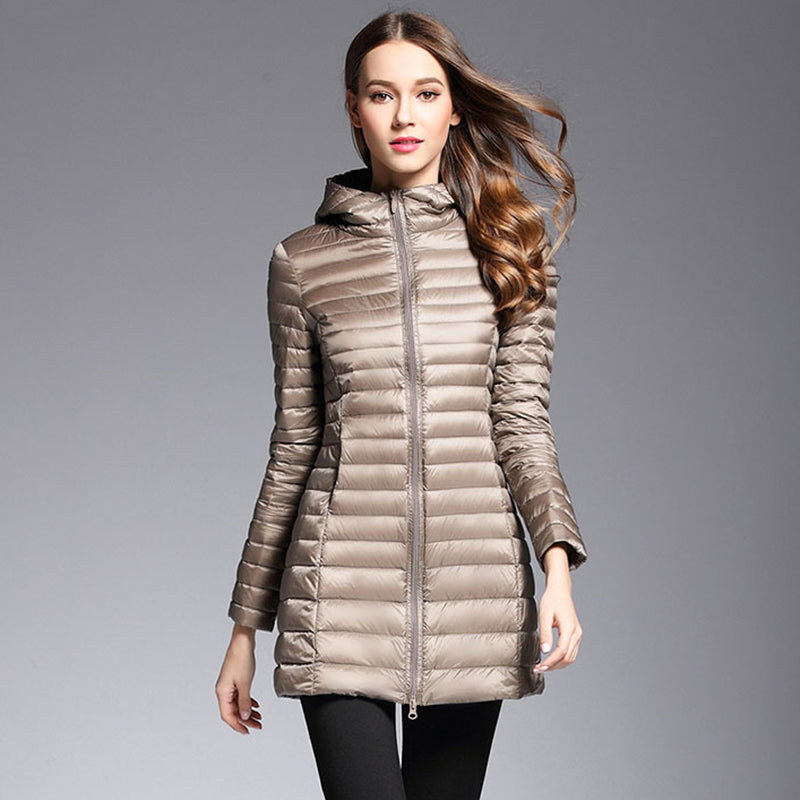 ModeGeist | Lange Daunenjacke mit Kapuze "Praktische Leichtigkeit"