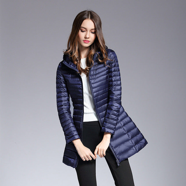 ModeGeist | Lange Daunenjacke mit Kapuze "Praktische Leichtigkeit"