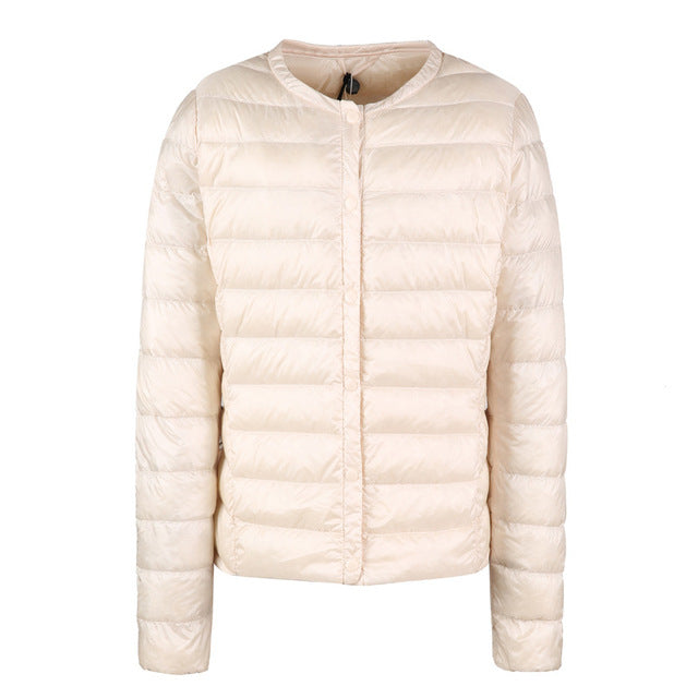 ModeGeist | Elegance Essential" kragenlose kompakte Daunenjacke
