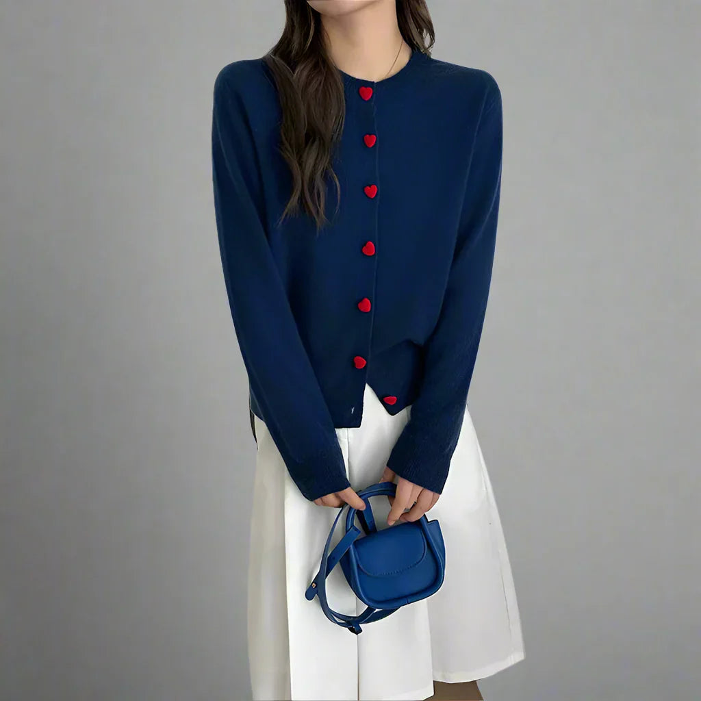 ModeGeist | Kuschelige Strickjacke mit Herzknöpfen