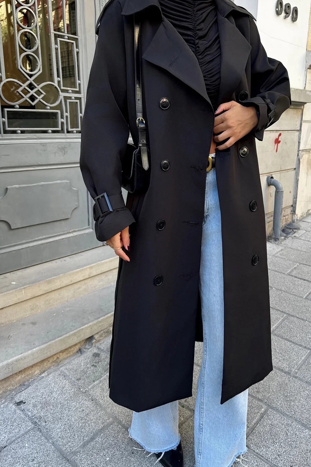 ModeGeist | Schwarzer Trenchcoat Im Eleganten Design für Damen
