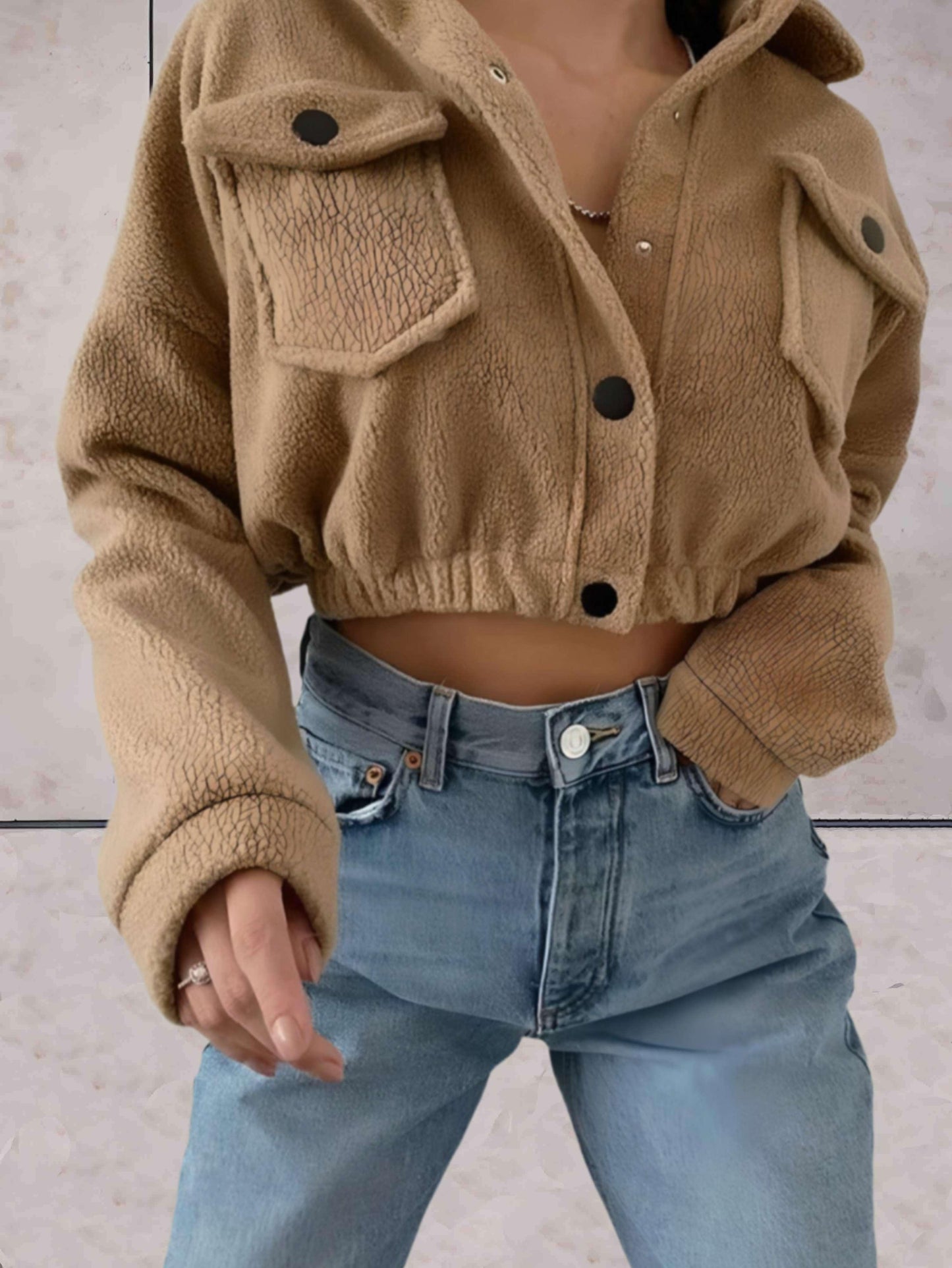 Kurze Jacke von Yassie mit Polokragen, Brusttaschen und Knopfleiste