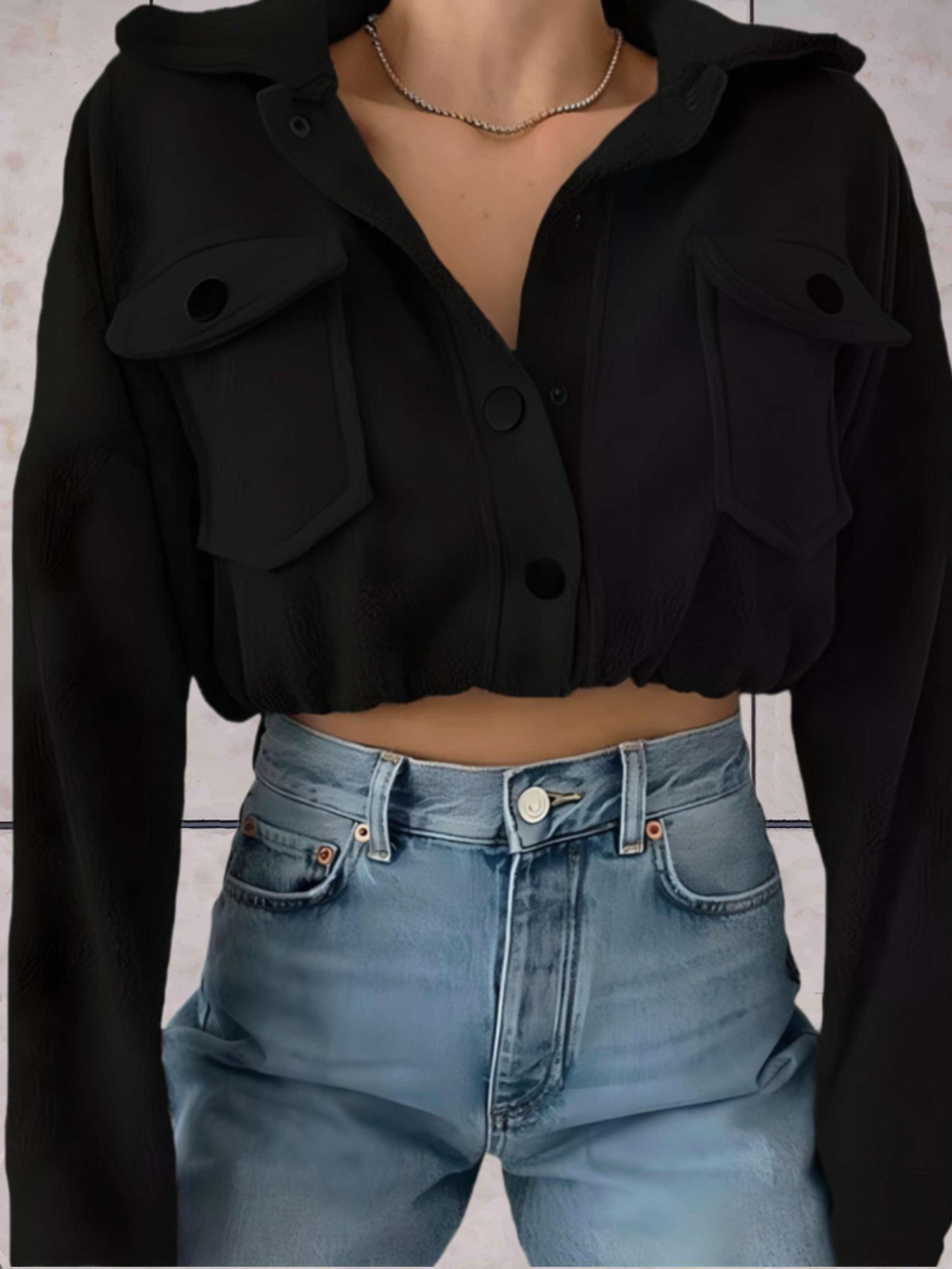 Kurze Jacke von Yassie mit Polokragen, Brusttaschen und Knopfleiste