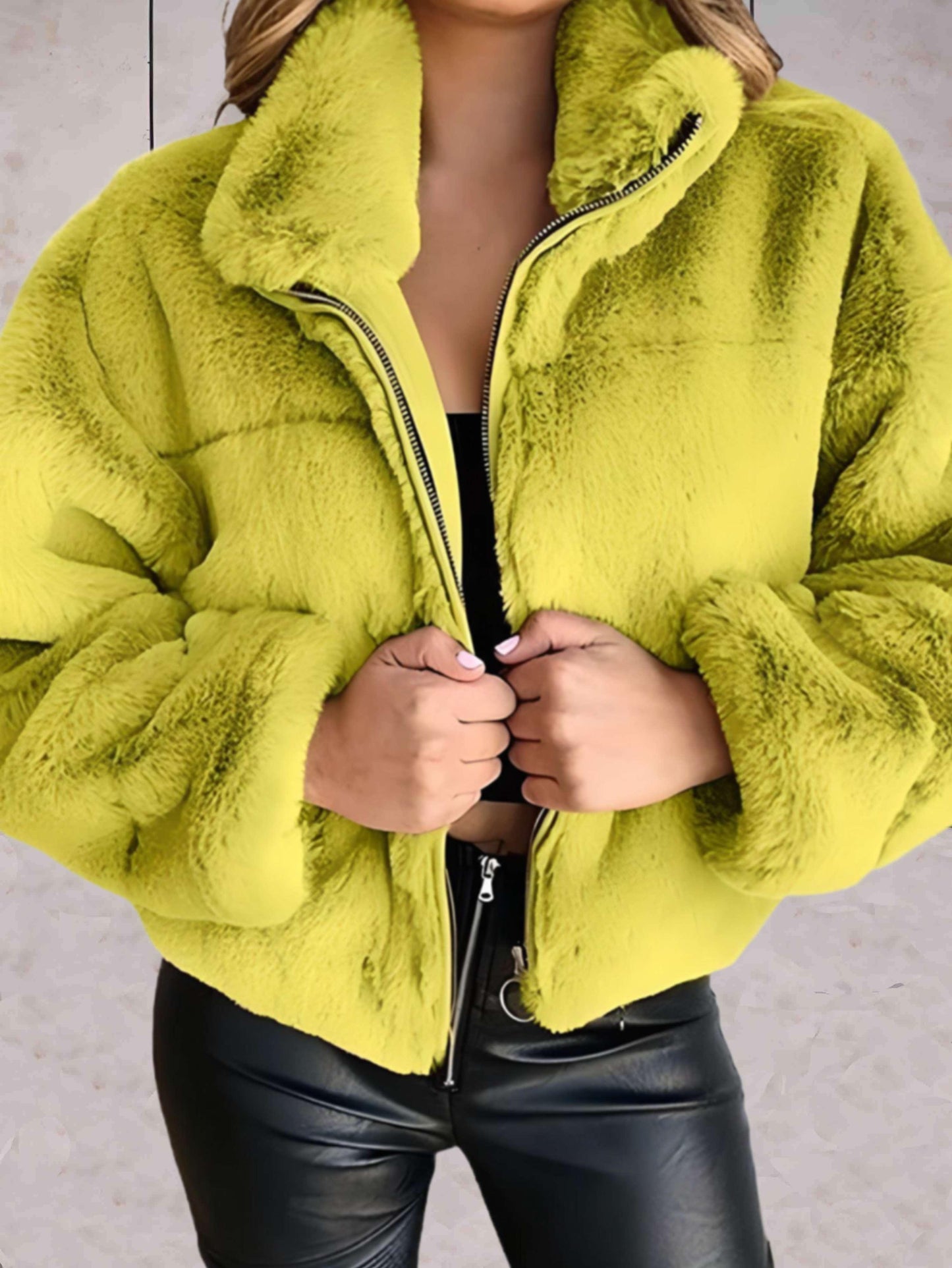 Kuschelige Kunstpelzjacke von Kliah mit Reißverschluss