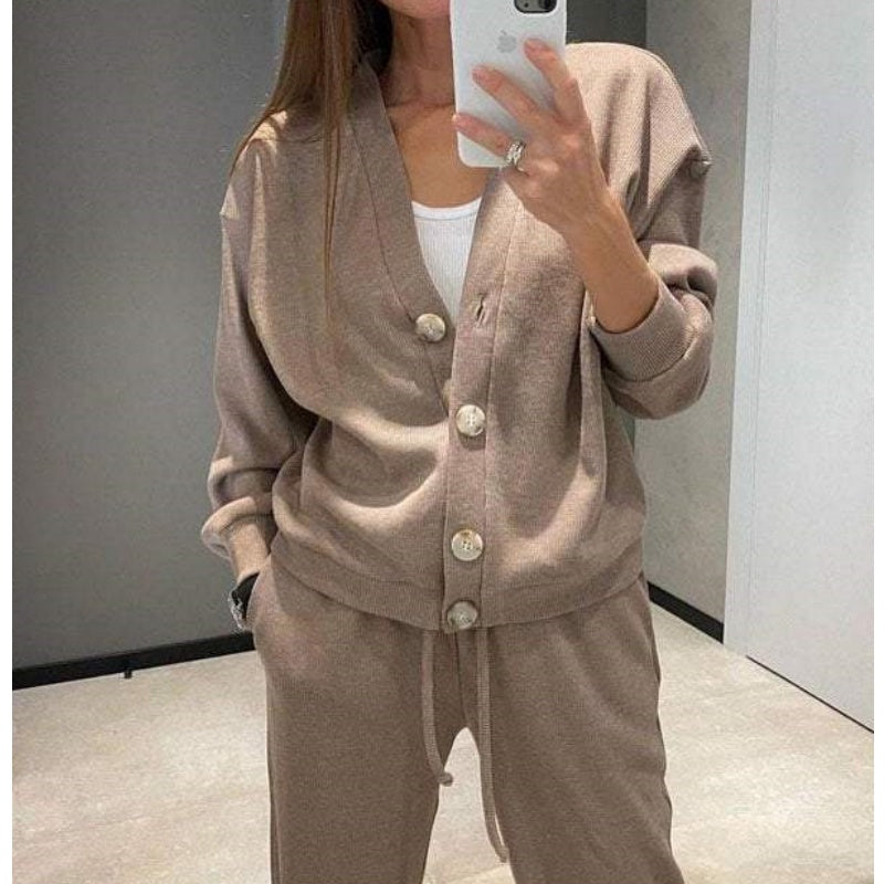 ModeGeist | Zweiteilig: Strickjacke mit Knopfleiste und passender Hose