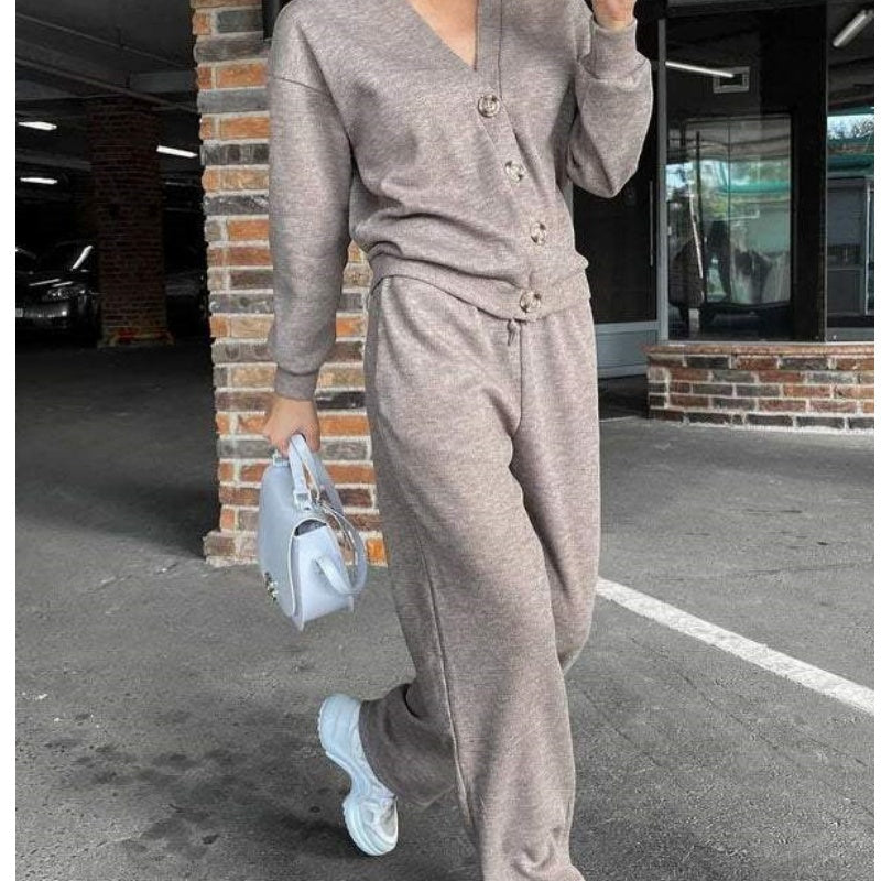 ModeGeist | Zweiteilig: Strickjacke mit Knopfleiste und passender Hose