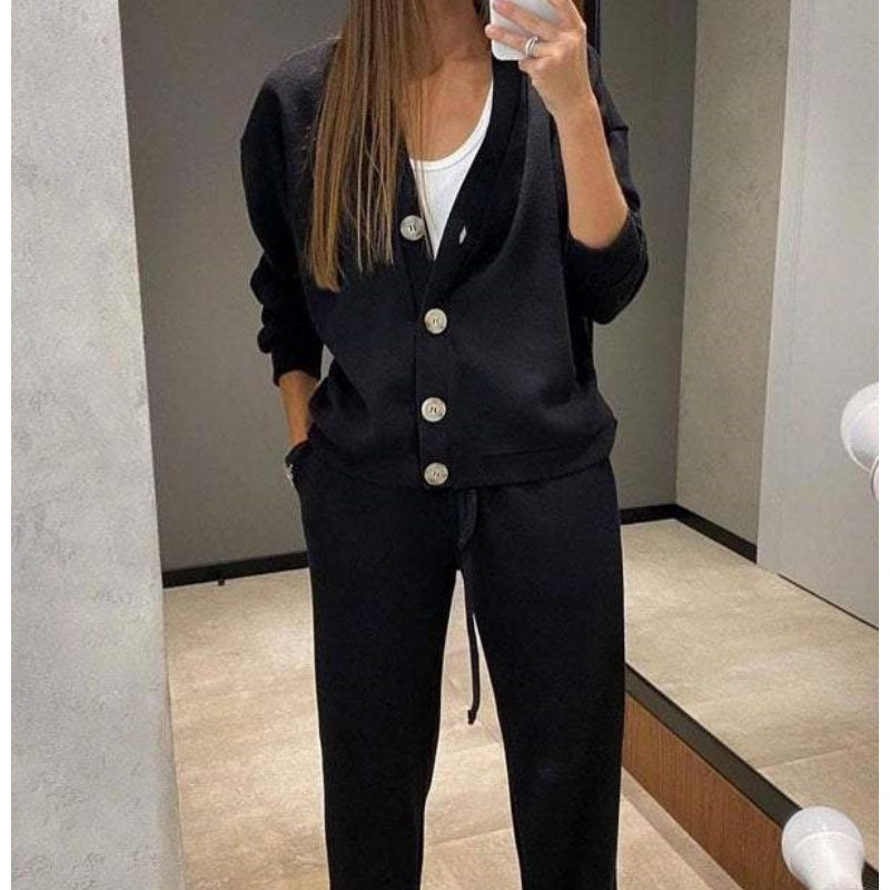 ModeGeist | Zweiteilig: Strickjacke mit Knopfleiste und passender Hose