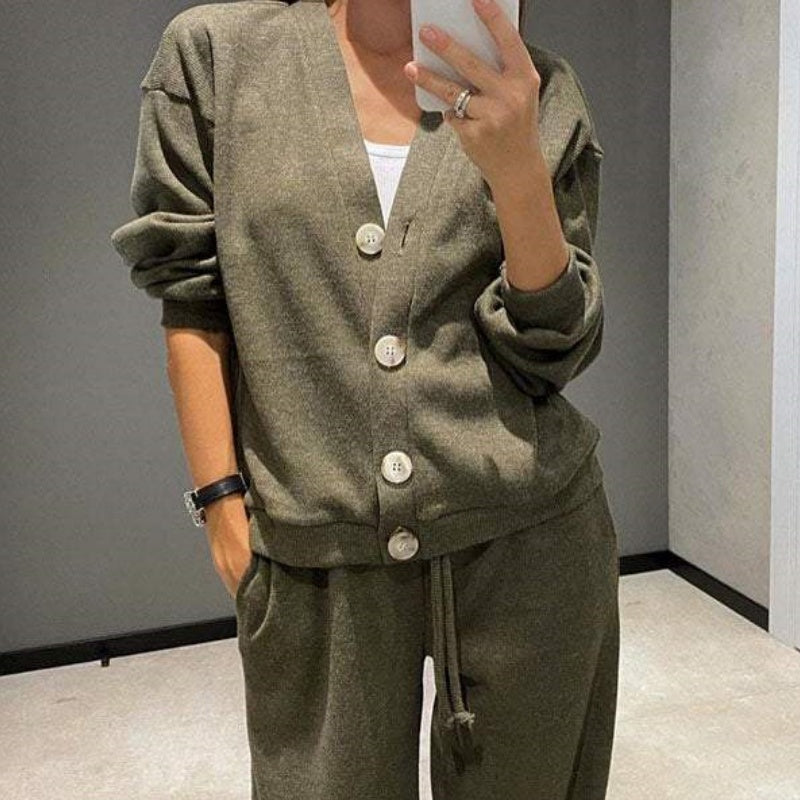 Élise Couture Zweiteiler: Strickjacke mit Knöpfen und Hose