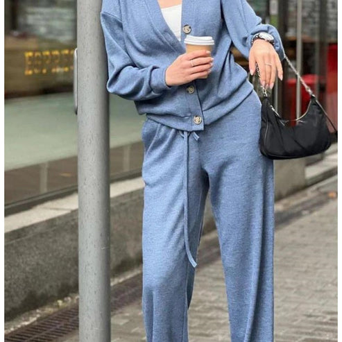 Élise Couture Zweiteiler: Strickjacke mit Knöpfen und Hose