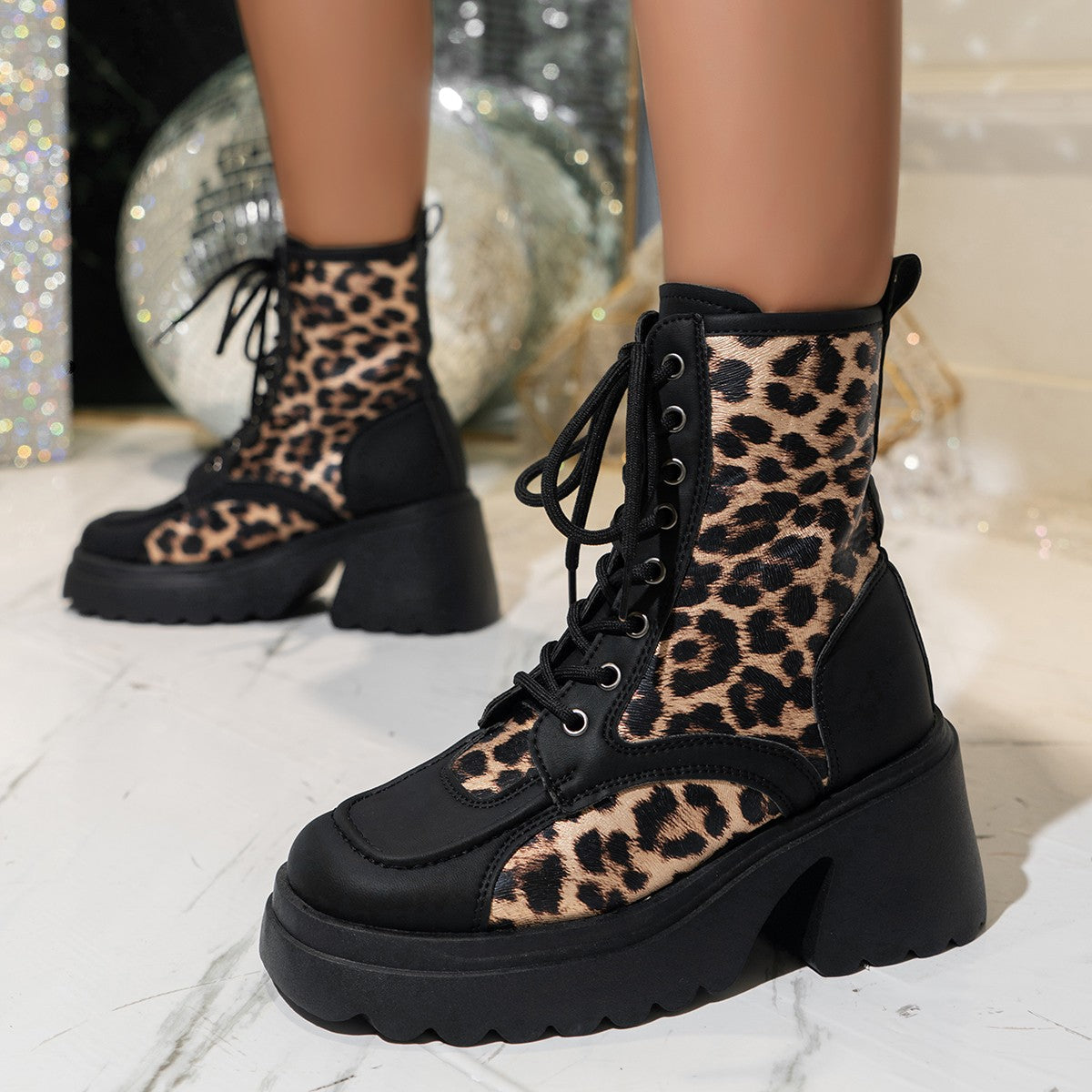 Markante Stiefel im Leopardenmuster