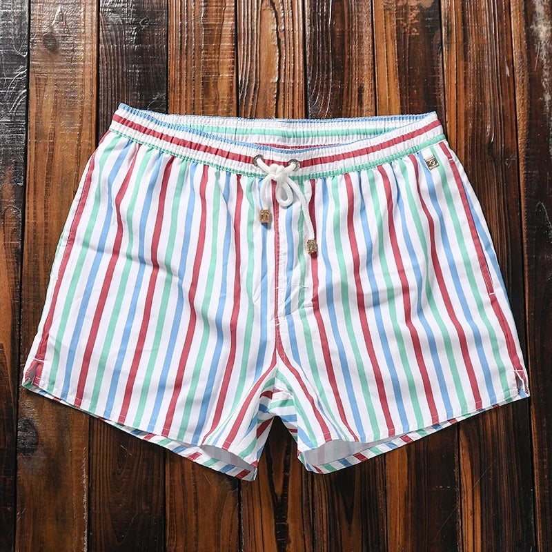 Modische und bequeme Herren Badeshorts mit Streifen
