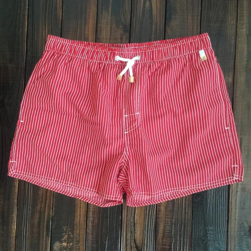 Modische und bequeme Herren Badeshorts mit Streifen