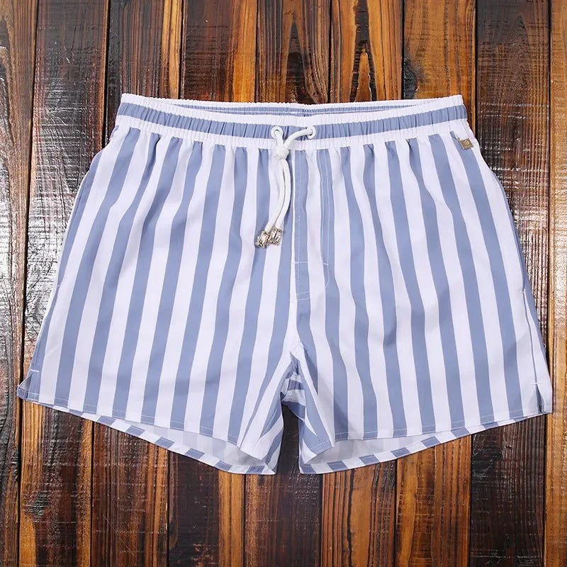 Modische und bequeme Herren Badeshorts mit Streifen