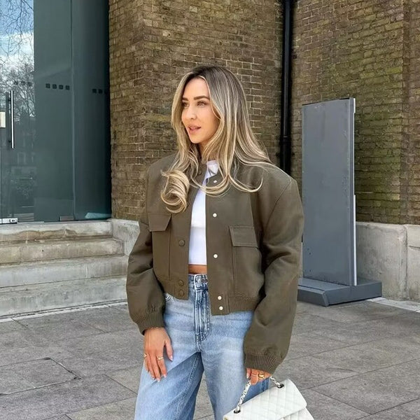 Vylestia: Modische Bomberjacke im urbanen Stil
